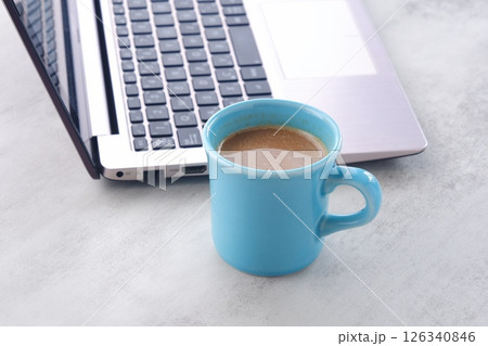 淹れたての美味しいコーヒー、カフェ・ラッテを飲みながら、ノートパソコンでデスクワーク中のイメージ 126340846