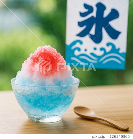 冷涼な質感とリアルな生活感で綴る、夏の一皿たち、氷の暖簾とガラスの器に入ったかき氷 126340860
