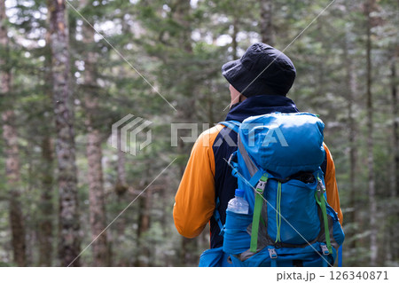 登山やトレッキングをする人　湖や景色を眺める顔無しの後ろ姿 126340871