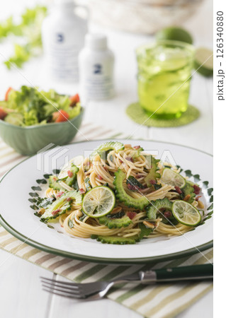 ゴーヤと梅肉のパスタ 126340880