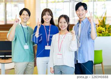 オフィスで働く若いエンジニア　撮影協力：学校法人電波学園　東京電子専門学校 126340888