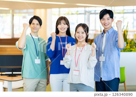 オフィスで働く若いエンジニア 撮影協力:学校法人電波学園 東京電子専門学校 オフィスで働く若いエンジニア 撮影協力:学校法人電波学園 東京電子専門学校 126340890