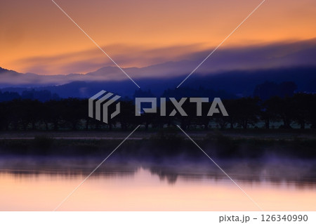 岩手県北上市　秋の北上川の風景 126340990