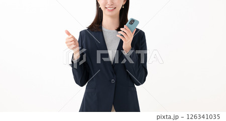 スマホを持つ女性 スマホを持つ女性 126341035