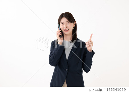 スマホを持つ女性 126341039