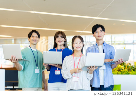 オフィスで働く若いエンジニア 撮影協力:学校法人電波学園 東京電子専門学校 オフィスで働く若いエンジニア 撮影協力:学校法人電波学園 東京電子専門学校 126341121