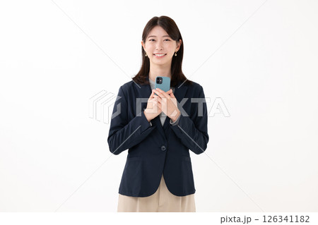 スマホを見て喜ぶ女性 スマホを見て喜ぶ女性 126341182