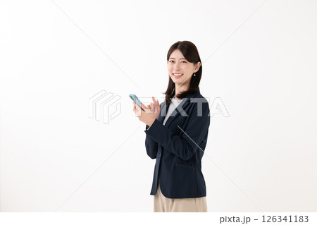 スマホを見て喜ぶ女性 126341183