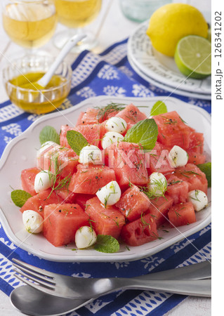 すいかとモッツァレラチーズのサラダ 126341202