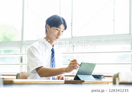 タブレットで勉強をする男子高校生 126341235