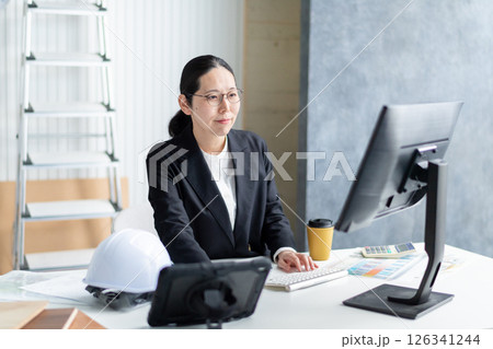 建設資料をチェックする女性社員 126341244