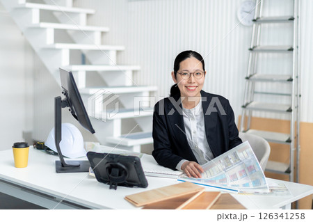 建設資料をチェックする女性社員 126341258