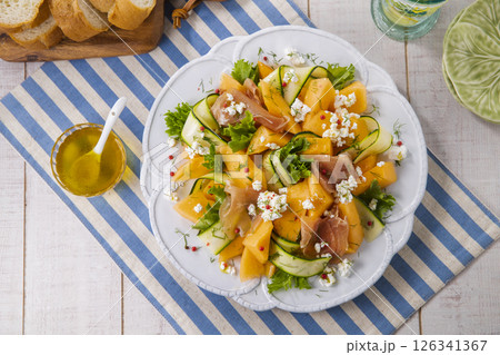 メロンとズッキーニのサラダ 126341367