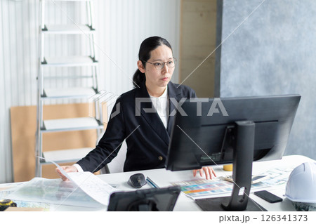 建設会社の女性社員 建設会社の女性社員 126341373