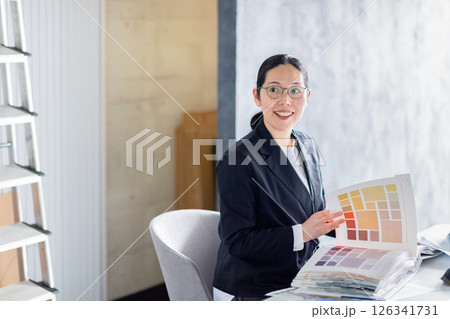 建材サンプルと資料を並べて作業する建設会社の女性社員 126341731