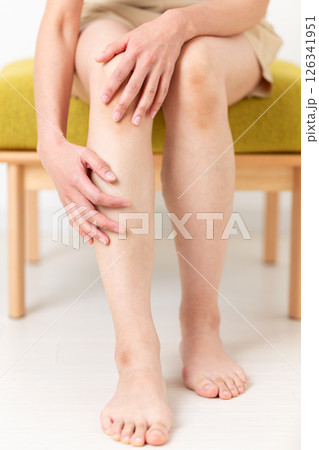 足のボディケアを気にする夏着のミドル女性 126341951