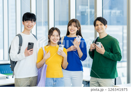 スマホを見る大学生の男女　　撮影協力：学校法人電波学園　東京電子専門学校 126341975