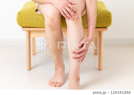 足のボディケアを気にする夏着のミドル女性 126341998