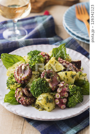 たことブロッコリーのバジルサラダ 126342123