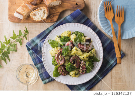 たことブロッコリーのバジルサラダ 126342127