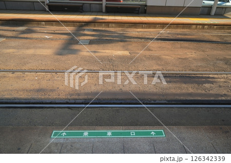 札幌市電のホームから見た横に延びる線路 126342339