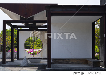 万博記念公園つつじヶ丘　丸窓から見える満開のツツジ 126342418