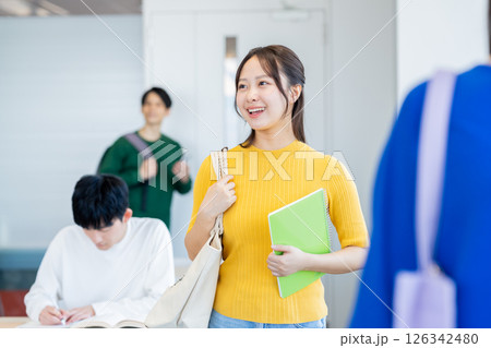 女子大生 撮影協力:学校法人電波学園 東京電子専門学校 女子大生 撮影協力:学校法人電波学園 東京電子専門学校 126342480