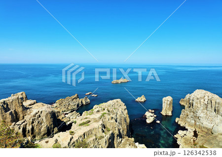 福井県 青空と海の東尋坊 福井県 青空と海の東尋坊 126342538