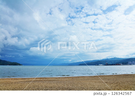 福井県　気比の松原からの青空と海 126342567