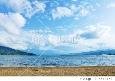 福井県　気比の松原からの青空と海 126342571