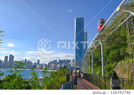 【韓国/釜山】海雲台ブルーラインパーク・スカイカプセルと海雲台の町並み 126342746