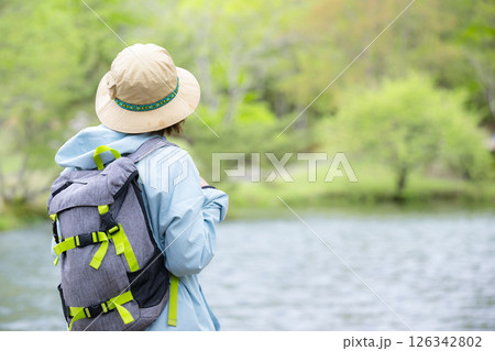 登山やトレッキングをする人 湖や景色を眺める顔無しの後ろ姿の女性 右にコピースペースあり 登山やトレッキングをする人 湖や景色を眺める顔無しの後ろ姿の女性 右にコピースペースあり 126342802