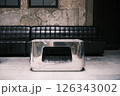 古びたシルバーの机と黒い椅子 126343002