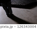 地下通路を歩く足元 126343004