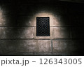 廃墟の窓から覗くモノクロの光 126343005