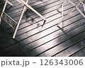 ウッドデッキに置かれたイスと机 126343006
