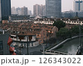 中国上海の古い町並みと川 126343022