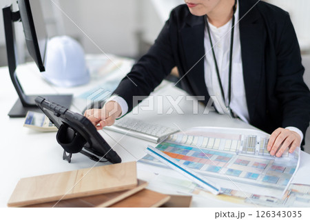 タブレット端末を操作する建設会社の女性社員の手元 タブレット端末を操作する建設会社の女性社員の手元 126343035