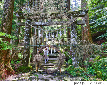 福岡県添田町の英彦山中腹にある高住神社鳥居と輪くぐり 126343057