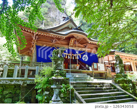 福岡県添田町英彦山中腹にある高住神社拝殿 126343058