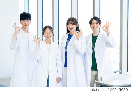 医大生　撮影協力：学校法人電波学園　東京電子専門学校 126343620