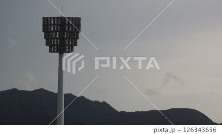 野球場の照明 126343656