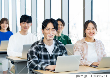 パソコンで講義を受ける大学生 撮影協力:学校法人電波学園 東京電子専門学校 パソコンで講義を受ける大学生 撮影協力:学校法人電波学園 東京電子専門学校 126343751