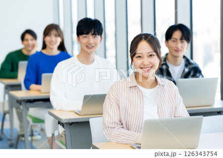 パソコンで講義を受ける大学生　撮影協力：学校法人電波学園　東京電子専門学校 126343754