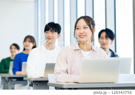 パソコンで講義を受ける大学生 撮影協力:学校法人電波学園 東京電子専門学校 パソコンで講義を受ける大学生 撮影協力:学校法人電波学園 東京電子専門学校 126343758