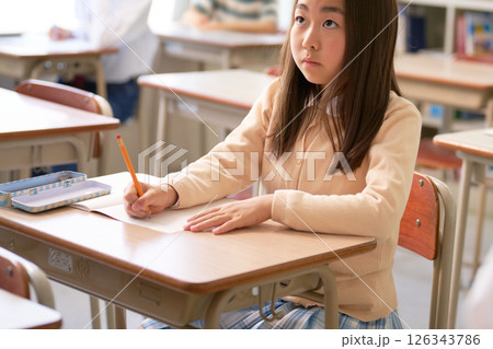 教室で前向きに学ぶ女子小学生 教室で前向きに学ぶ女子小学生 126343786
