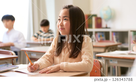 授業に集中する小学生の女の子 126343788