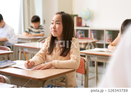 授業に集中する小学生の女の子 126343789