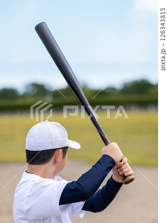バットを構える野球少年 バットを構える野球少年 126343815