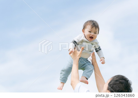 父親に高い高いされる赤ちゃん 126343860